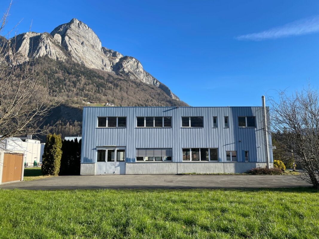 Fabrikationsgebäude auf zwei Etagen