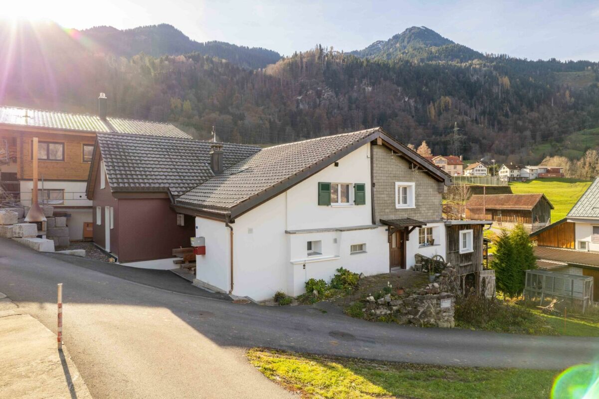 Heimeliger, teilsanierter 5.5 Zimmer-Hausteil zu verkaufen