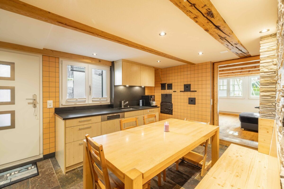 Heimeliger, teilsanierter 5.5 Zimmer-Hausteil zu verkaufen