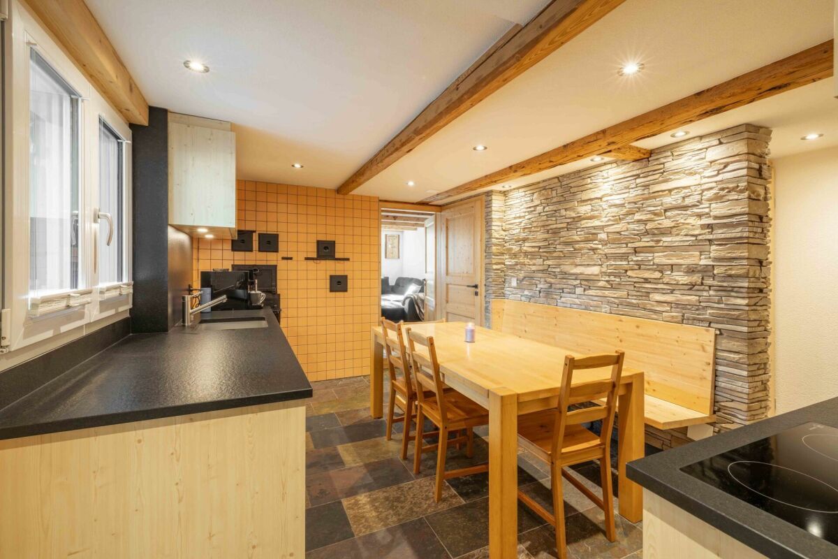 Heimeliger, teilsanierter 5.5 Zimmer-Hausteil zu verkaufen