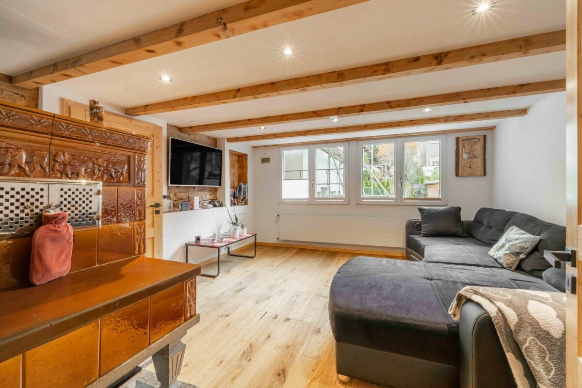 Heimeliger, teilsanierter 5.5 Zimmer-Hausteil zu verkaufen