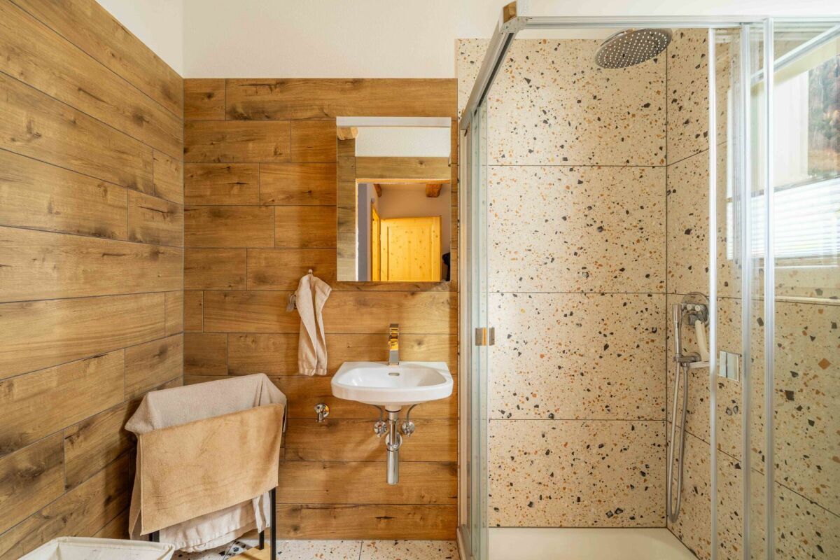 Heimeliger, teilsanierter 5.5 Zimmer-Hausteil zu verkaufen