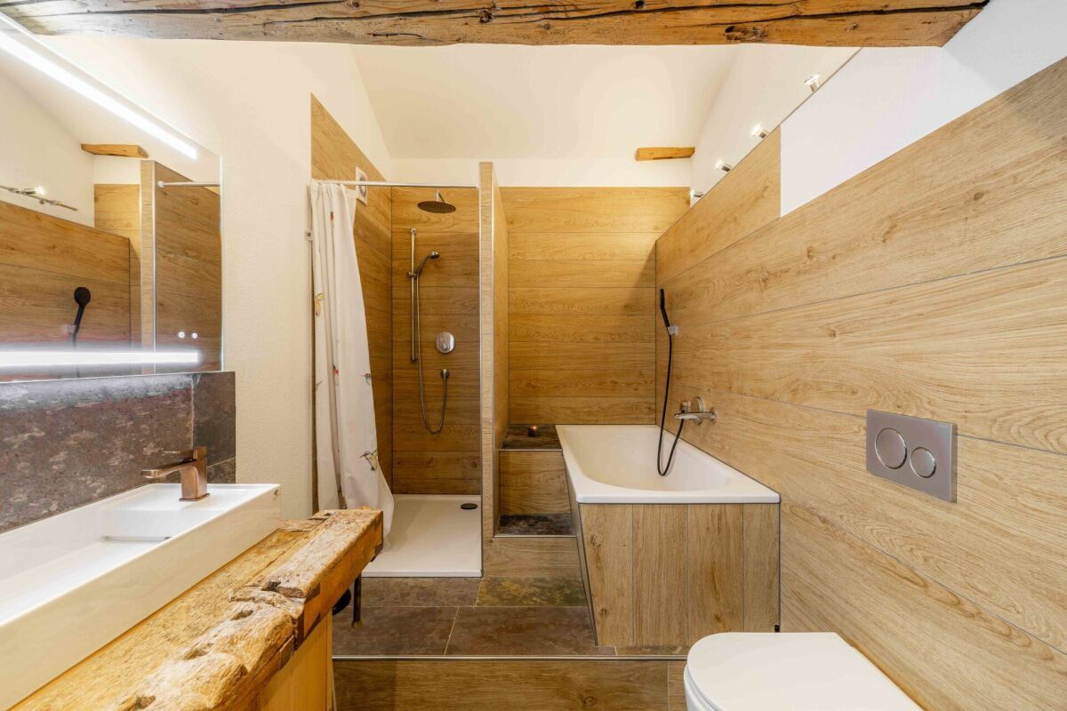 Heimeliger, teilsanierter 5.5 Zimmer-Hausteil zu verkaufen