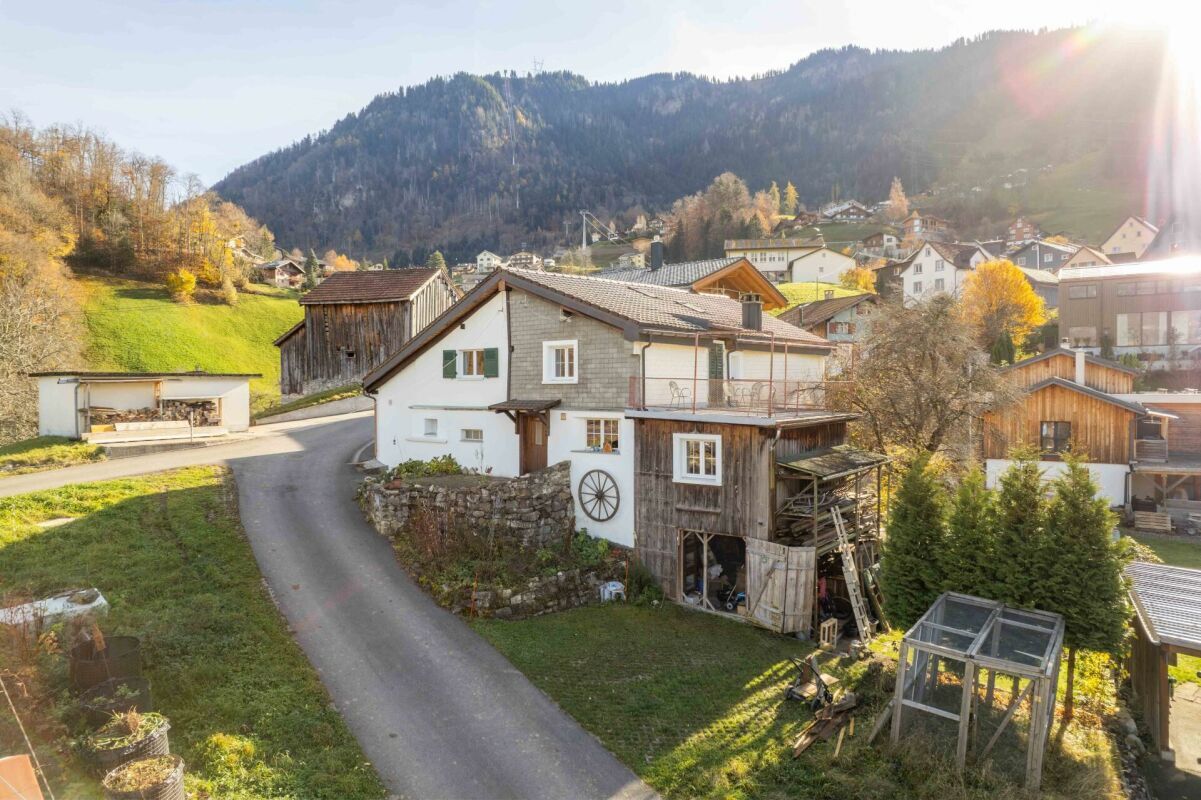 Heimeliger, teilsanierter 5.5 Zimmer-Hausteil zu verkaufen