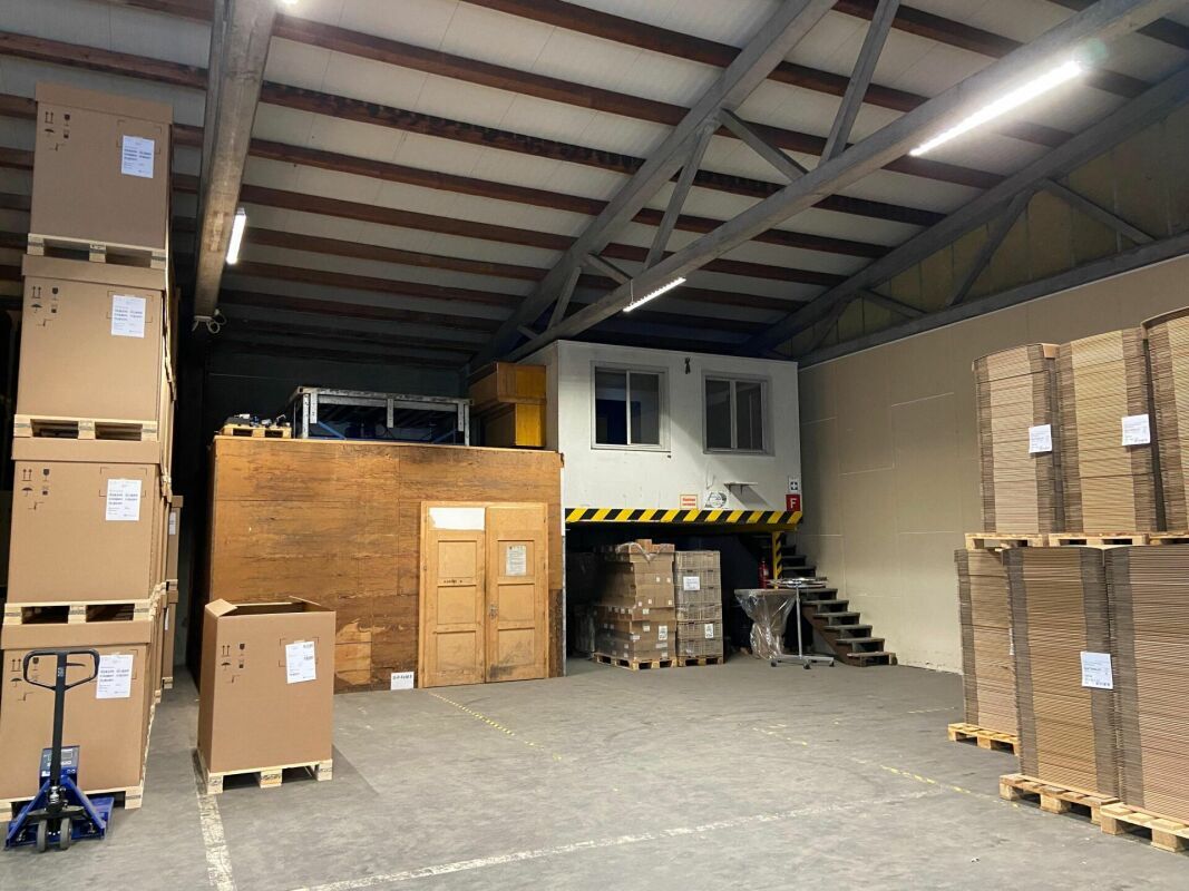 Viel Raum für Ihr Gewerbe - Lagerhalle mit Aufzug & Rampe