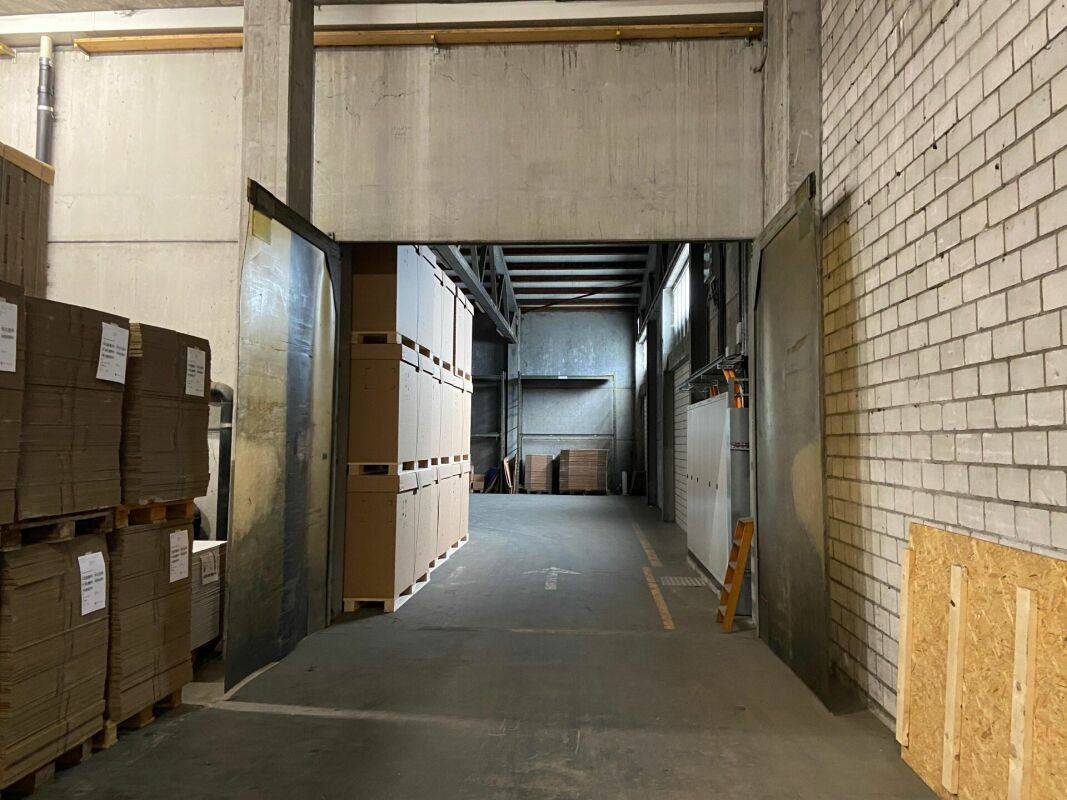 Viel Raum für Ihr Gewerbe - Lagerhalle mit Aufzug & Rampe