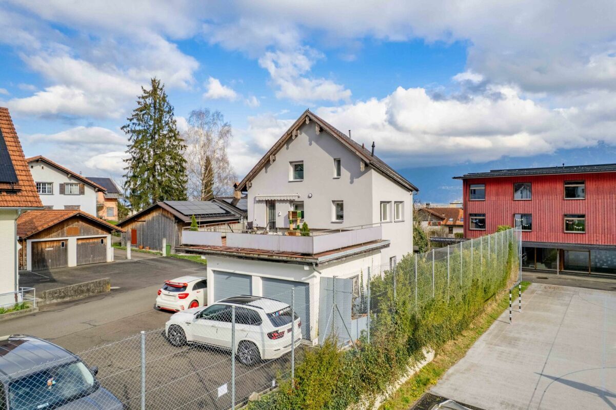 Wohnen an zentraler Lage - Zweifamilienhaus Nahe des Dorfzentrums