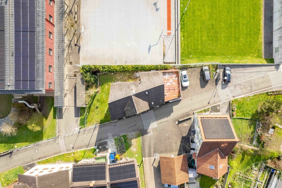Wohnen an zentraler Lage - Zweifamilienhaus Nahe des Dorfzentrums